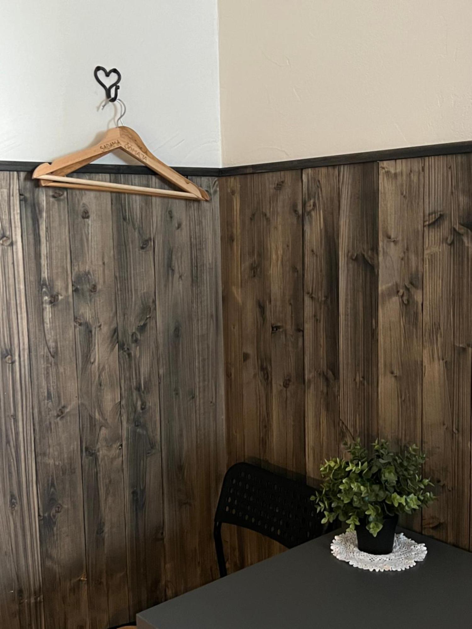 Lemsi Kihnu Sadama Oeoemaja Guesthouse מראה חיצוני תמונה