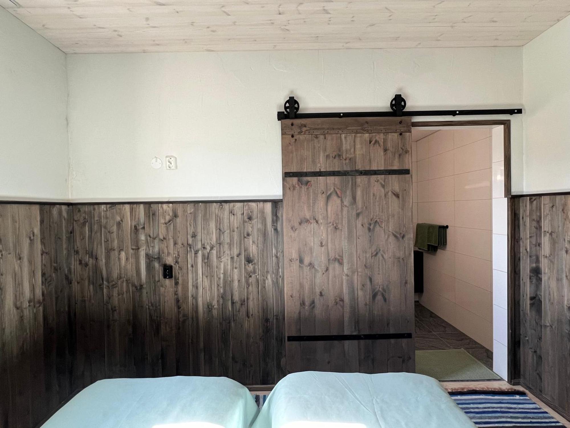 Lemsi Kihnu Sadama Oeoemaja Guesthouse מראה חיצוני תמונה
