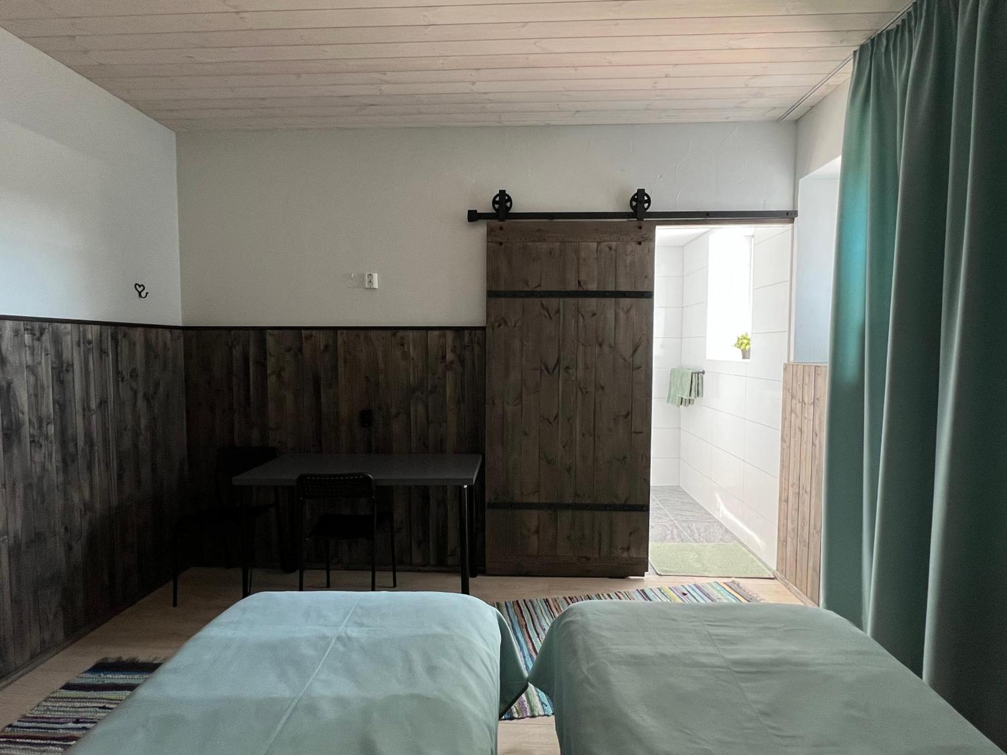 Lemsi Kihnu Sadama Oeoemaja Guesthouse מראה חיצוני תמונה