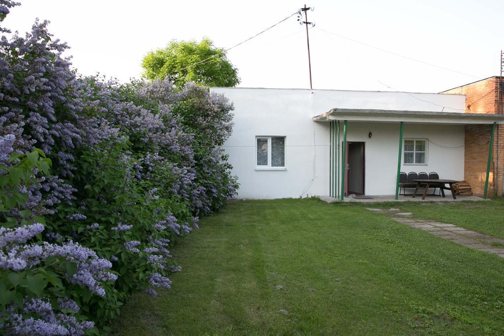 Lemsi Kihnu Sadama Oeoemaja Guesthouse מראה חיצוני תמונה