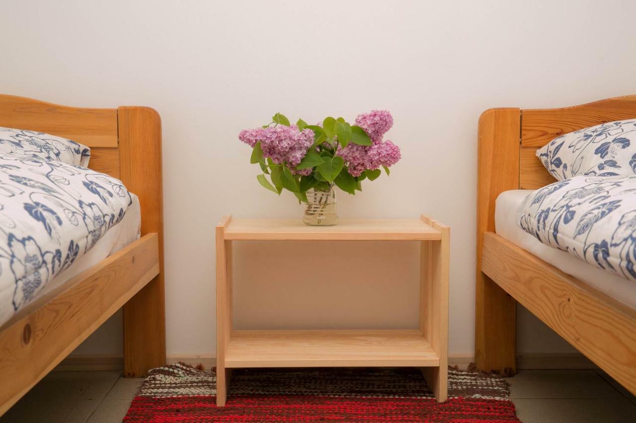 Lemsi Kihnu Sadama Oeoemaja Guesthouse מראה חיצוני תמונה