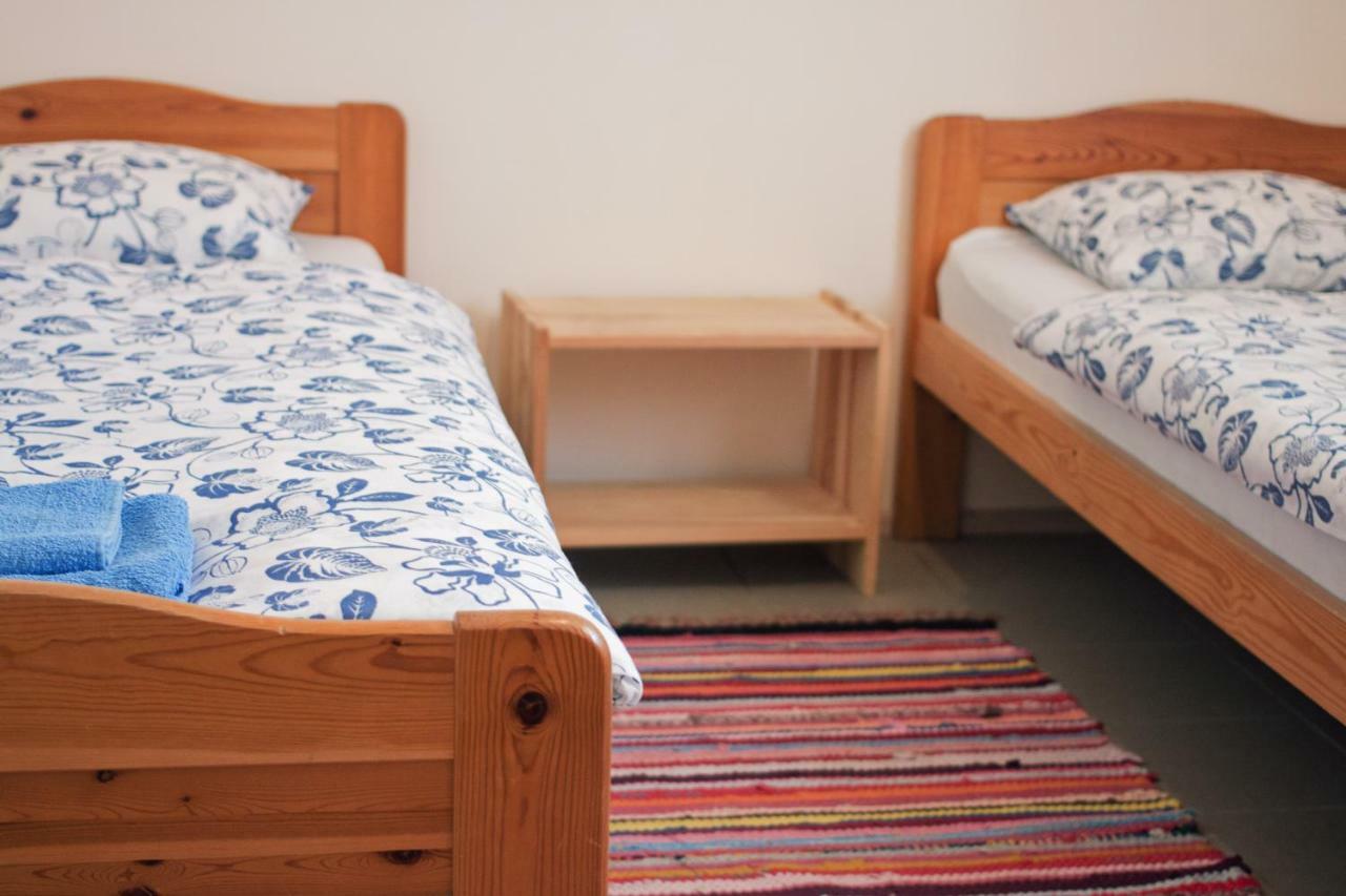 Lemsi Kihnu Sadama Oeoemaja Guesthouse מראה חיצוני תמונה